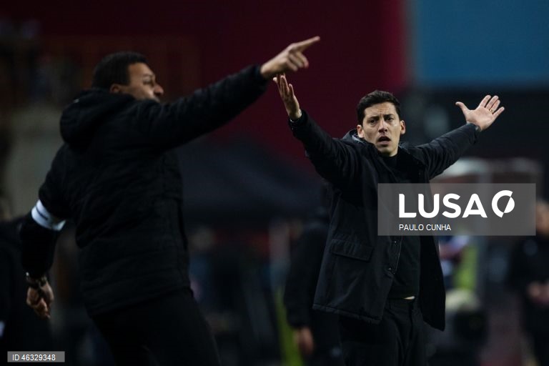 O Vitória de Guimarães diversificou hoje o seu historial ao conquistar a Taça da Liga de futebol, frente ao Sporting de Braga, completando o pleno de taças nacionais, ao juntá-la à Taça de Portugal e à Supertaça Cândido de Oliveira.