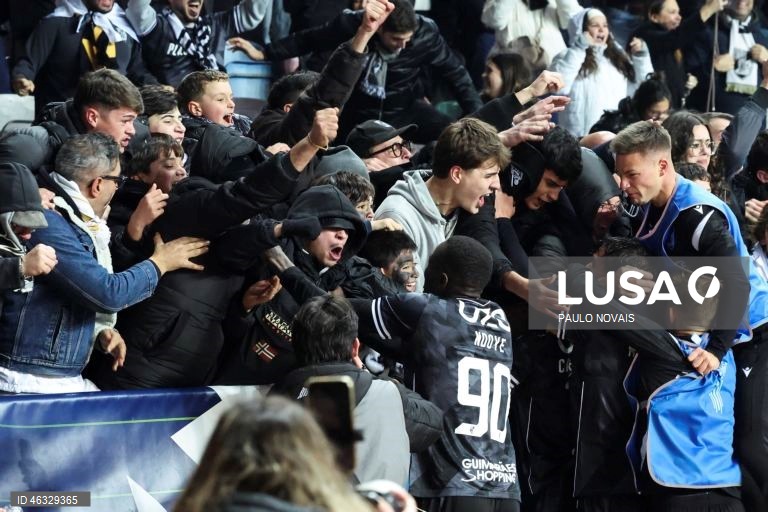 O Vitória de Guimarães diversificou hoje o seu historial ao conquistar a Taça da Liga de futebol, frente ao Sporting de Braga, completando o pleno de taças nacionais, ao juntá-la à Taça de Portugal e à Supertaça Cândido de Oliveira.