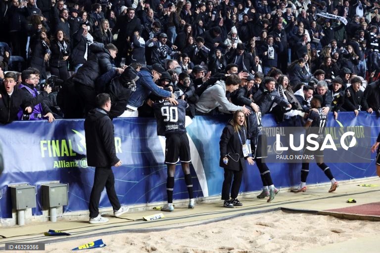 O Vitória de Guimarães diversificou hoje o seu historial ao conquistar a Taça da Liga de futebol, frente ao Sporting de Braga, completando o pleno de taças nacionais, ao juntá-la à Taça de Portugal e à Supertaça Cândido de Oliveira.