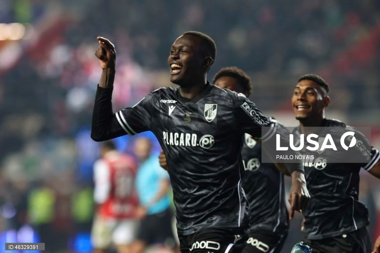 O Vitória de Guimarães diversificou hoje o seu historial ao conquistar a Taça da Liga de futebol, frente ao Sporting de Braga, completando o pleno de taças nacionais, ao juntá-la à Taça de Portugal e à Supertaça Cândido de Oliveira.