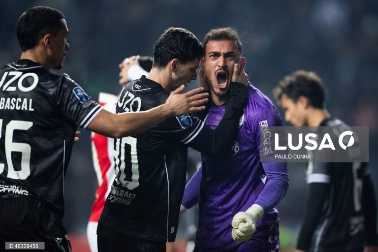 O Vitória de Guimarães diversificou hoje o seu historial ao conquistar a Taça da Liga de futebol, frente ao Sporting de Braga, completando o pleno de taças nacionais, ao juntá-la à Taça de Portugal e à Supertaça Cândido de Oliveira.