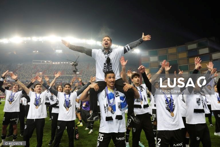 O Vitória de Guimarães diversificou hoje o seu historial ao conquistar a Taça da Liga de futebol, frente ao Sporting de Braga, completando o pleno de taças nacionais, ao juntá-la à Taça de Portugal e à Supertaça Cândido de Oliveira.
