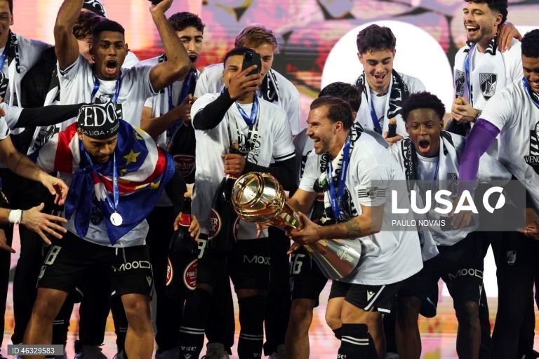 O Vitória de Guimarães diversificou hoje o seu historial ao conquistar a Taça da Liga de futebol, frente ao Sporting de Braga, completando o pleno de taças nacionais, ao juntá-la à Taça de Portugal e à Supertaça Cândido de Oliveira.