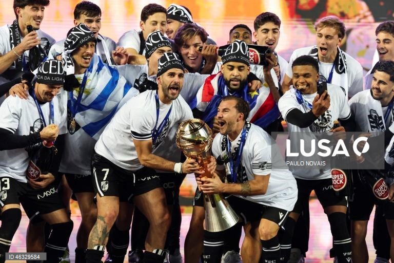 O Vitória de Guimarães diversificou hoje o seu historial ao conquistar a Taça da Liga de futebol, frente ao Sporting de Braga, completando o pleno de taças nacionais, ao juntá-la à Taça de Portugal e à Supertaça Cândido de Oliveira.