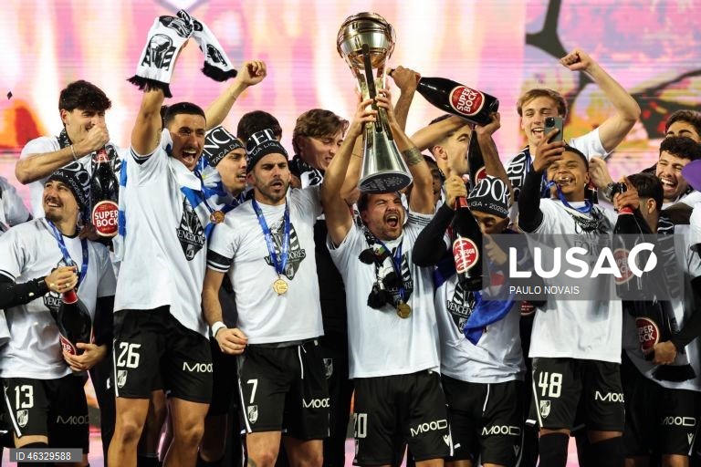 O Vitória de Guimarães diversificou hoje o seu historial ao conquistar a Taça da Liga de futebol, frente ao Sporting de Braga, completando o pleno de taças nacionais, ao juntá-la à Taça de Portugal e à Supertaça Cândido de Oliveira.