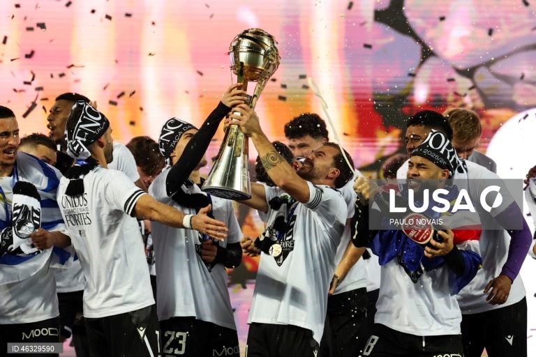 O Vitória de Guimarães diversificou hoje o seu historial ao conquistar a Taça da Liga de futebol, frente ao Sporting de Braga, completando o pleno de taças nacionais, ao juntá-la à Taça de Portugal e à Supertaça Cândido de Oliveira.