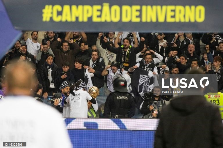 O Vitória de Guimarães diversificou hoje o seu historial ao conquistar a Taça da Liga de futebol, frente ao Sporting de Braga, completando o pleno de taças nacionais, ao juntá-la à Taça de Portugal e à Supertaça Cândido de Oliveira.