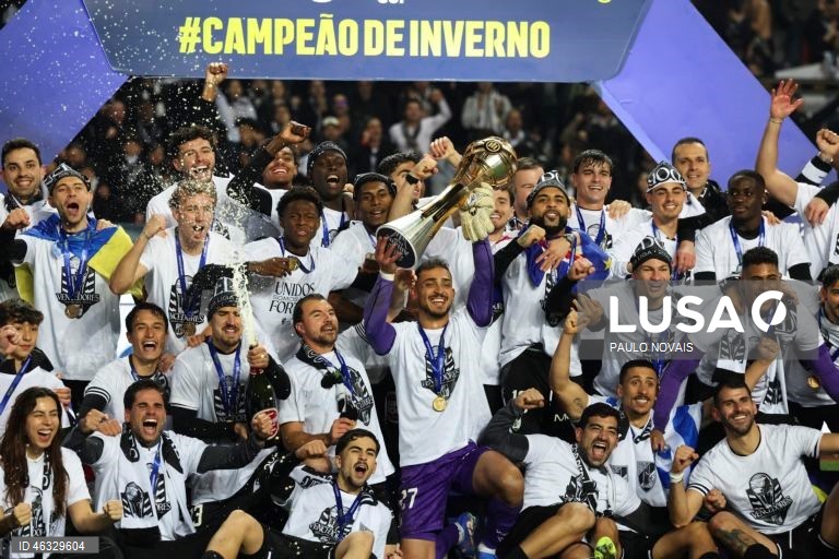 O Vitória de Guimarães diversificou hoje o seu historial ao conquistar a Taça da Liga de futebol, frente ao Sporting de Braga, completando o pleno de taças nacionais, ao juntá-la à Taça de Portugal e à Supertaça Cândido de Oliveira.