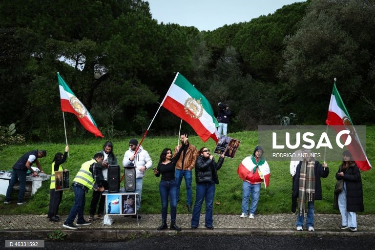Protesters during the demonstration organized by the iranian community in Portugal demanding the expulsion of the diplomatic representative of the Iranian Islamic regime in Portugal, in front of the Iranian embassy in Lisbon. 11 January 2026. RODRIGO ANTUNES/LUSA