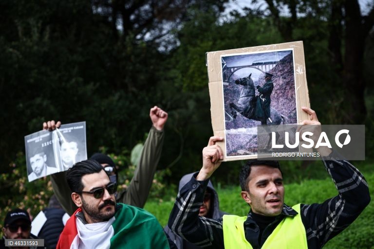 Protesters during the demonstration organized by the iranian community in Portugal demanding the expulsion of the diplomatic representative of the Iranian Islamic regime in Portugal, in front of the Iranian embassy in Lisbon. 11 January 2026. RODRIGO ANTUNES/LUSA