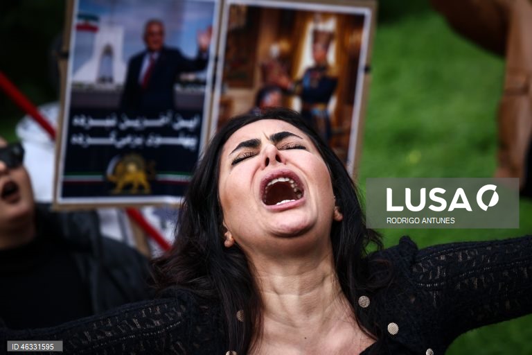 Protesters during the demonstration organized by the iranian community in Portugal demanding the expulsion of the diplomatic representative of the Iranian Islamic regime in Portugal, in front of the Iranian embassy in Lisbon. 11 January 2026. RODRIGO ANTUNES/LUSA