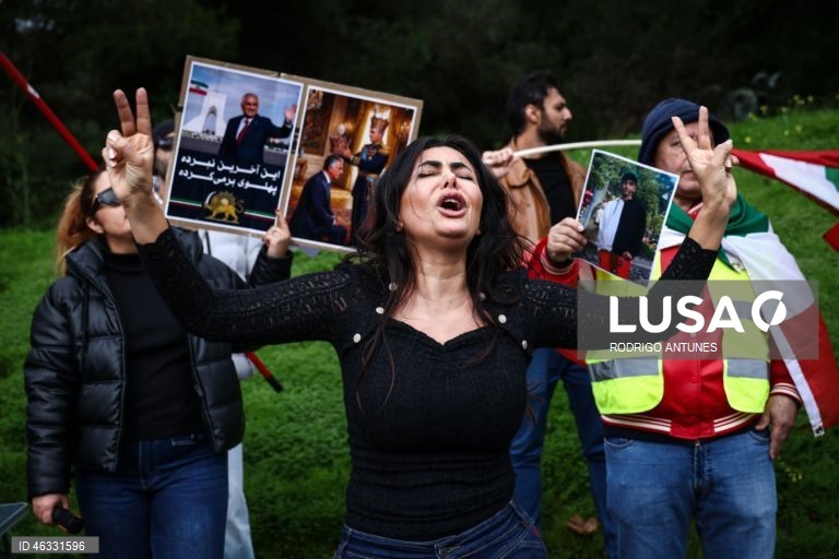 Protesters during the demonstration organized by the iranian community in Portugal demanding the expulsion of the diplomatic representative of the Iranian Islamic regime in Portugal, in front of the Iranian embassy in Lisbon. 11 January 2026. RODRIGO ANTUNES/LUSA