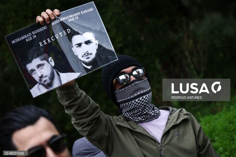 Protesters during the demonstration organized by the iranian community in Portugal demanding the expulsion of the diplomatic representative of the Iranian Islamic regime in Portugal, in front of the Iranian embassy in Lisbon. 11 January 2026. RODRIGO ANTUNES/LUSA