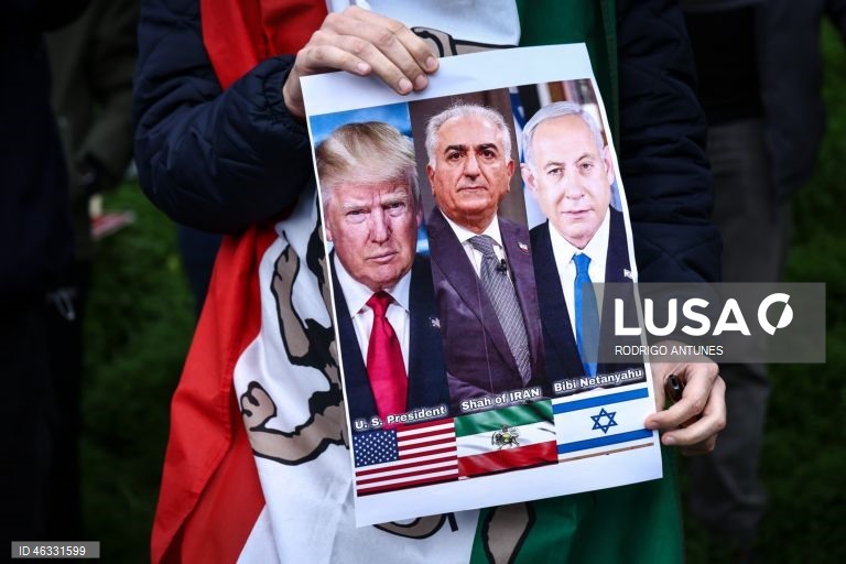 Protesters during the demonstration organized by the iranian community in Portugal demanding the expulsion of the diplomatic representative of the Iranian Islamic regime in Portugal, in front of the Iranian embassy in Lisbon. 11 January 2026. RODRIGO ANTUNES/LUSA