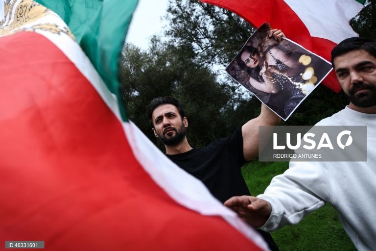 Protesters during the demonstration organized by the iranian community in Portugal demanding the expulsion of the diplomatic representative of the Iranian Islamic regime in Portugal, in front of the Iranian embassy in Lisbon. 11 January 2026. RODRIGO ANTUNES/LUSA