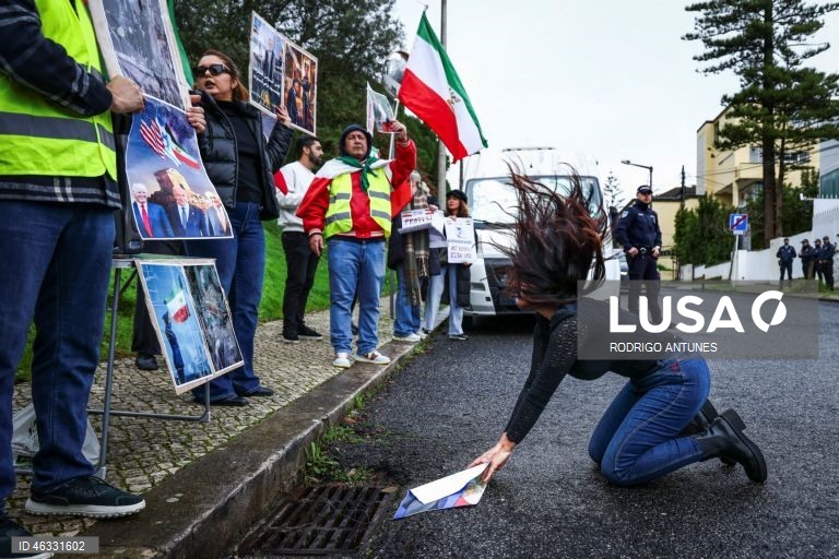 Protesters during the demonstration organized by the iranian community in Portugal demanding the expulsion of the diplomatic representative of the Iranian Islamic regime in Portugal, in front of the Iranian embassy in Lisbon. 11 January 2026. RODRIGO ANTUNES/LUSA