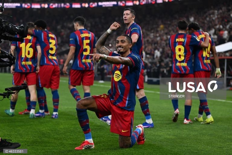 O FC Barcelona conquistou hoje a 16.ª Supertaça de Espanha de futebol da sua história, reforçando o estatuto de recordista, após vencer o eterno rival Real Madrid (3-2), com um ‘bis’ do internacional brasileiro Raphinha.