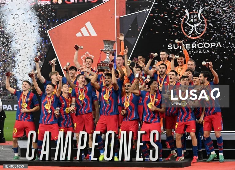 O FC Barcelona conquistou hoje a 16.ª Supertaça de Espanha de futebol da sua história, reforçando o estatuto de recordista, após vencer o eterno rival Real Madrid (3-2), com um ‘bis’ do internacional brasileiro Raphinha.