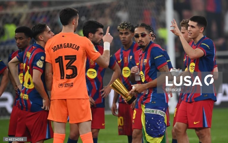 O FC Barcelona conquistou hoje a 16.ª Supertaça de Espanha de futebol da sua história, reforçando o estatuto de recordista, após vencer o eterno rival Real Madrid (3-2), com um ‘bis’ do internacional brasileiro Raphinha.
