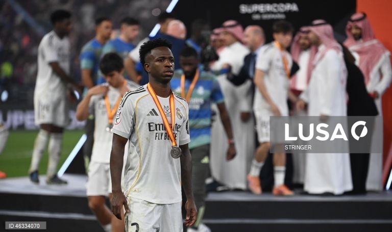 O FC Barcelona conquistou hoje a 16.ª Supertaça de Espanha de futebol da sua história, reforçando o estatuto de recordista, após vencer o eterno rival Real Madrid (3-2), com um ‘bis’ do internacional brasileiro Raphinha.