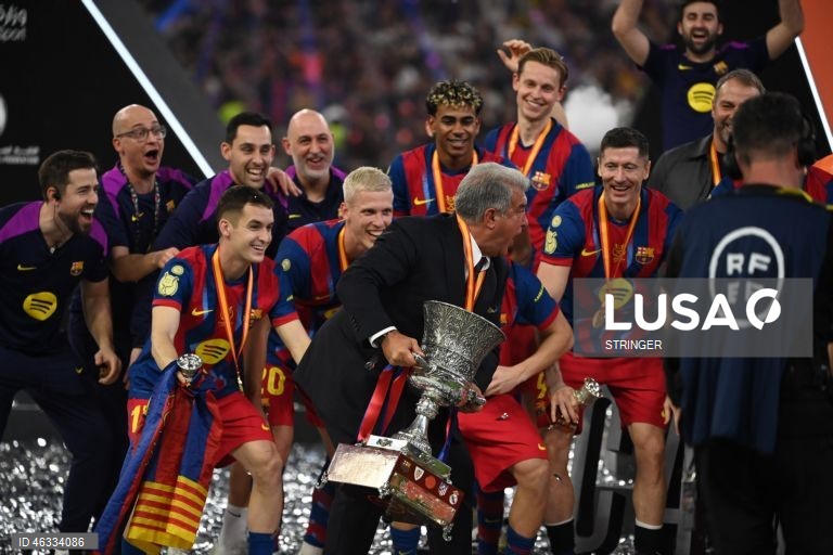 O FC Barcelona conquistou hoje a 16.ª Supertaça de Espanha de futebol da sua história, reforçando o estatuto de recordista, após vencer o eterno rival Real Madrid (3-2), com um ‘bis’ do internacional brasileiro Raphinha.