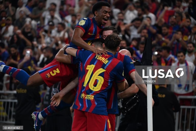 O FC Barcelona conquistou hoje a 16.ª Supertaça de Espanha de futebol da sua história, reforçando o estatuto de recordista, após vencer o eterno rival Real Madrid (3-2), com um ‘bis’ do internacional brasileiro Raphinha.