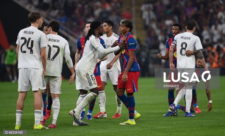 O FC Barcelona conquistou hoje a 16.ª Supertaça de Espanha de futebol da sua história, reforçando o estatuto de recordista, após vencer o eterno rival Real Madrid (3-2), com um ‘bis’ do internacional brasileiro Raphinha.
