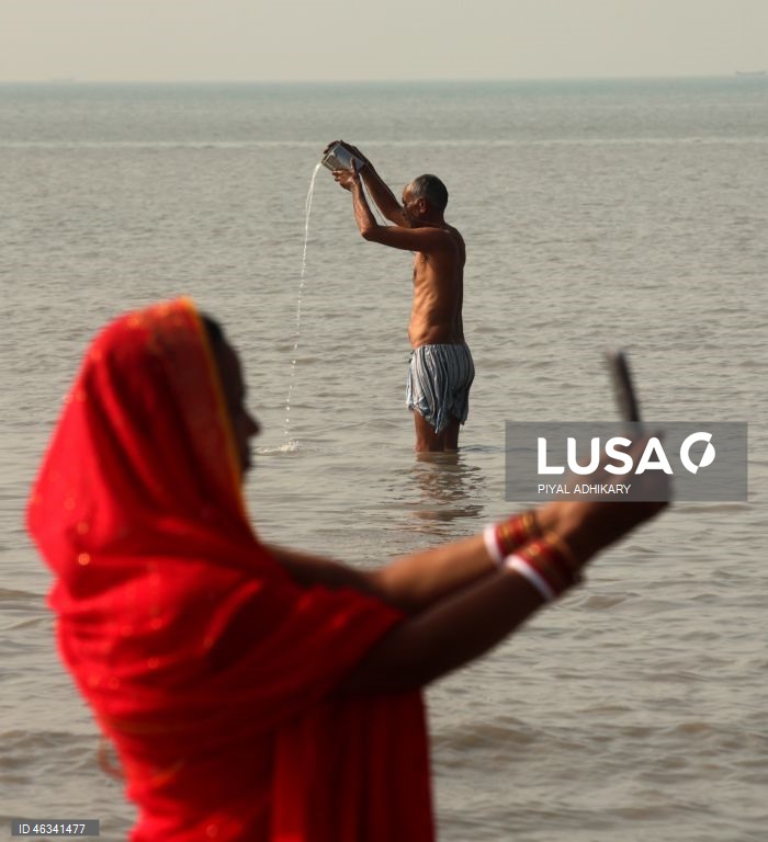 Índia: Encontro anual de peregrinos hindus de Ganga Sagar, que se banham nas águas sagradas do rio Ganges, em Bengala 