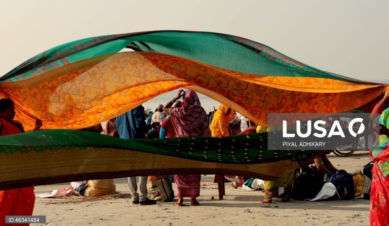 Índia: Encontro anual de peregrinos hindus de Ganga Sagar, que se banham nas águas sagradas do rio Ganges, em Bengala 