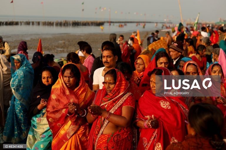 Índia: Encontro anual de peregrinos hindus de Ganga Sagar, que se banham nas águas sagradas do rio Ganges, em Bengala 