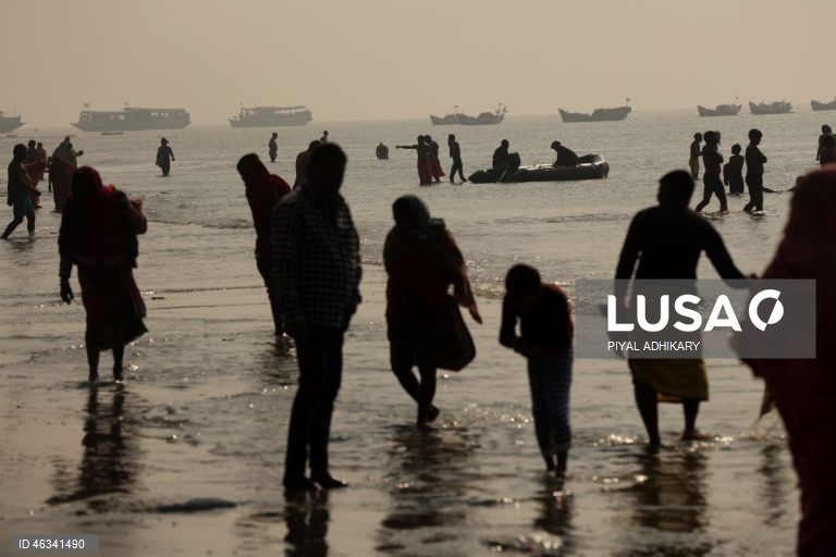 Índia: Encontro anual de peregrinos hindus de Ganga Sagar, que se banham nas águas sagradas do rio Ganges, em Bengala 