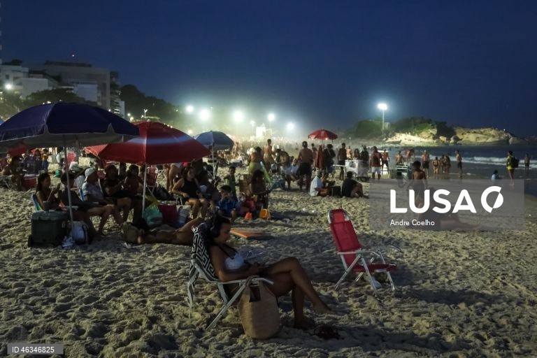 Brasil: praias do Rio de Janeiro ficam lotadas dia e noite, com calor recorde de 41 graus