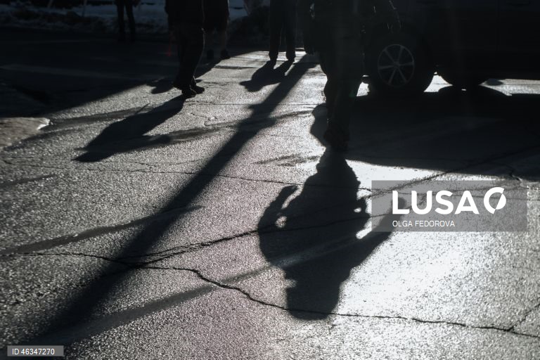 EUA: Manifestantes protestam contra a repressão federal à imigração à porta de um hotel que alberga agentes do ICE, em Minneapolis