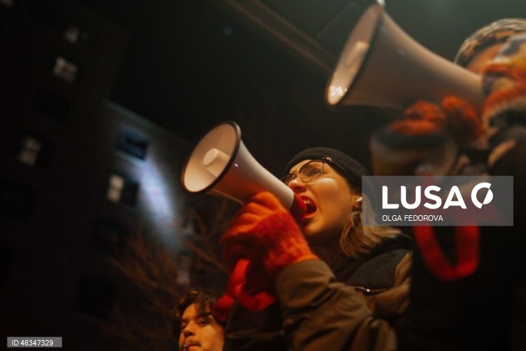 EUA: Manifestantes protestam contra a repressão federal à imigração à porta de um hotel que alberga agentes do ICE, em Minneapolis