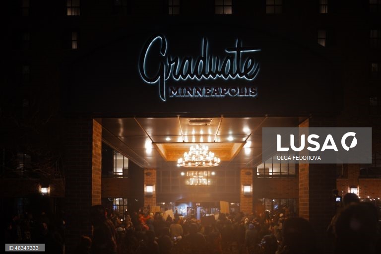 EUA: Manifestantes protestam contra a repressão federal à imigração à porta de um hotel que alberga agentes do ICE, em Minneapolis