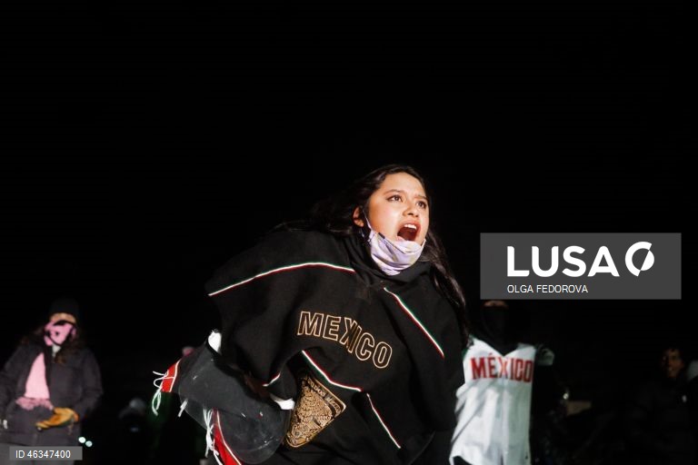 EUA: Manifestantes protestam contra a repressão federal à imigração à porta de um hotel que alberga agentes do ICE, em Minneapolis