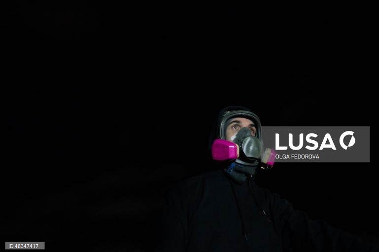 EUA: Manifestantes protestam contra a repressão federal à imigração à porta de um hotel que alberga agentes do ICE, em Minneapolis