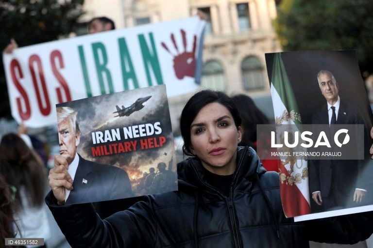 Manifestação no Porto contra o bloqueio de internet e a repressão no Irão 