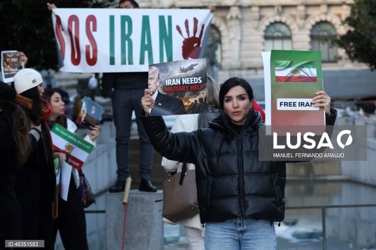 Manifestação no Porto contra o bloqueio de internet e a repressão no Irão 