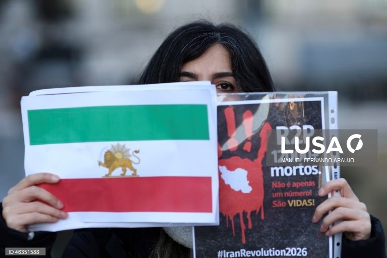Manifestação no Porto contra o bloqueio de internet e a repressão no Irão 