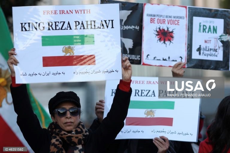 Manifestação no Porto contra o bloqueio de internet e a repressão no Irão 