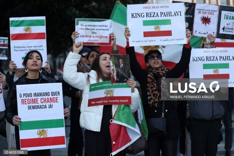 Manifestação no Porto contra o bloqueio de internet e a repressão no Irão 