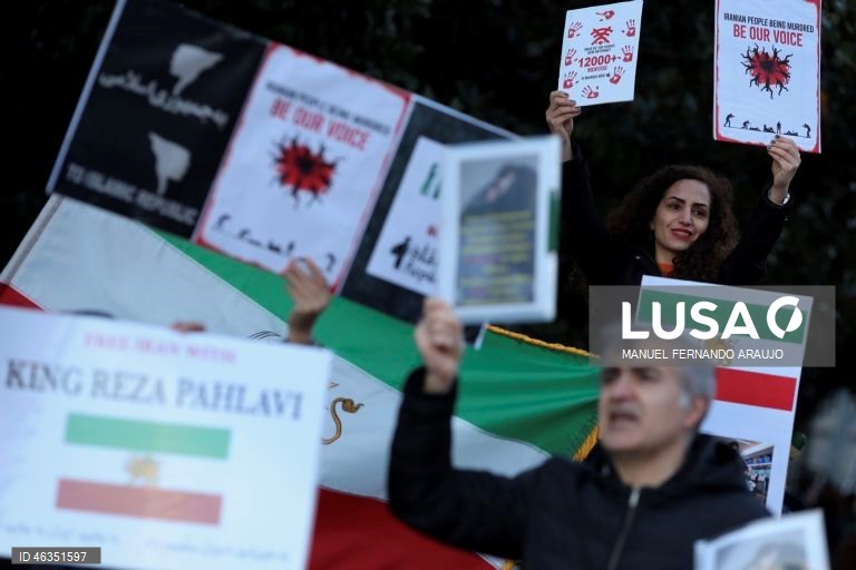 Manifestação no Porto contra o bloqueio de internet e a repressão no Irão 