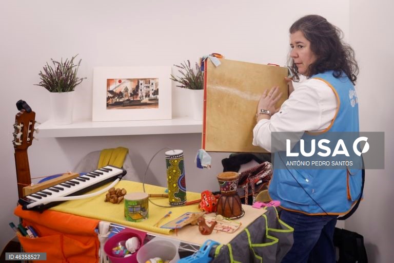 Joana Afonso e Rute Matias, elementos da Associação de Solidariedade Música nos Hospitais, tocam música para os doentes na Clínica do Instituto São João de Deus, em Lisboa.