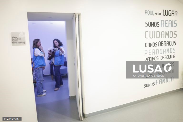 Joana Afonso e Rute Matias, elementos da Associação de Solidariedade Música nos Hospitais, tocam música para os doentes na Clínica do Instituto São João de Deus, em Lisboa.