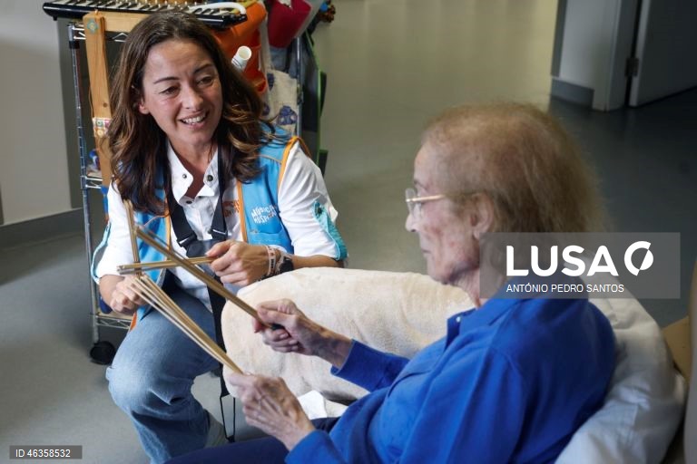 Joana Afonso e Rute Matias, elementos da Associação de Solidariedade Música nos Hospitais, tocam música para os doentes na Clínica do Instituto São João de Deus, em Lisboa.