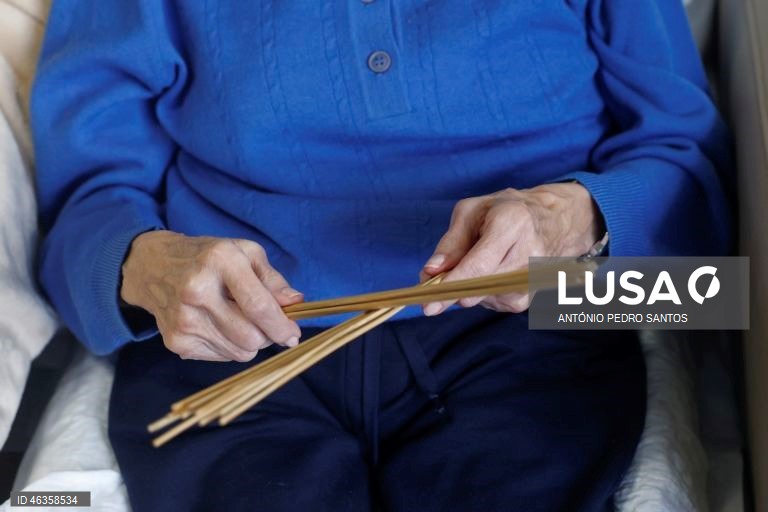 Joana Afonso e Rute Matias, elementos da Associação de Solidariedade Música nos Hospitais, tocam música para os doentes na Clínica do Instituto São João de Deus, em Lisboa.