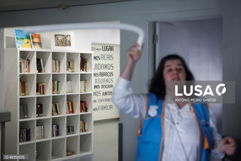 Joana Afonso e Rute Matias, elementos da Associação de Solidariedade Música nos Hospitais, tocam música para os doentes na Clínica do Instituto São João de Deus, em Lisboa.