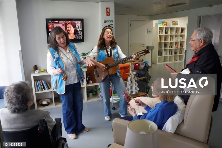 Joana Afonso e Rute Matias, elementos da Associação de Solidariedade Música nos Hospitais, tocam música para os doentes na Clínica do Instituto São João de Deus, em Lisboa.
