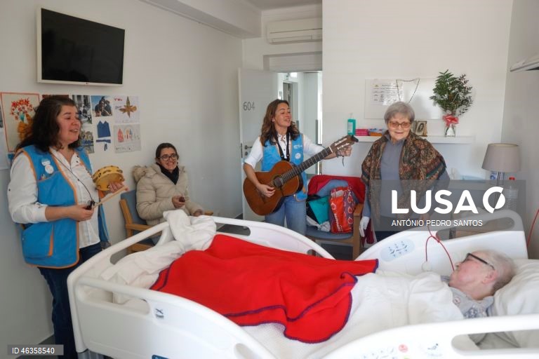 Joana Afonso e Rute Matias, elementos da Associação de Solidariedade Música nos Hospitais, tocam música para os doentes na Clínica do Instituto São João de Deus, em Lisboa.